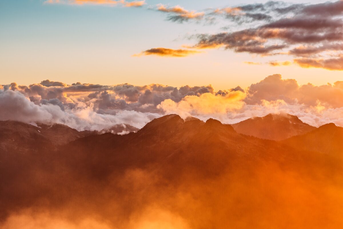 Lever de soleil sur une mer de nuages au-dessus des montagnes