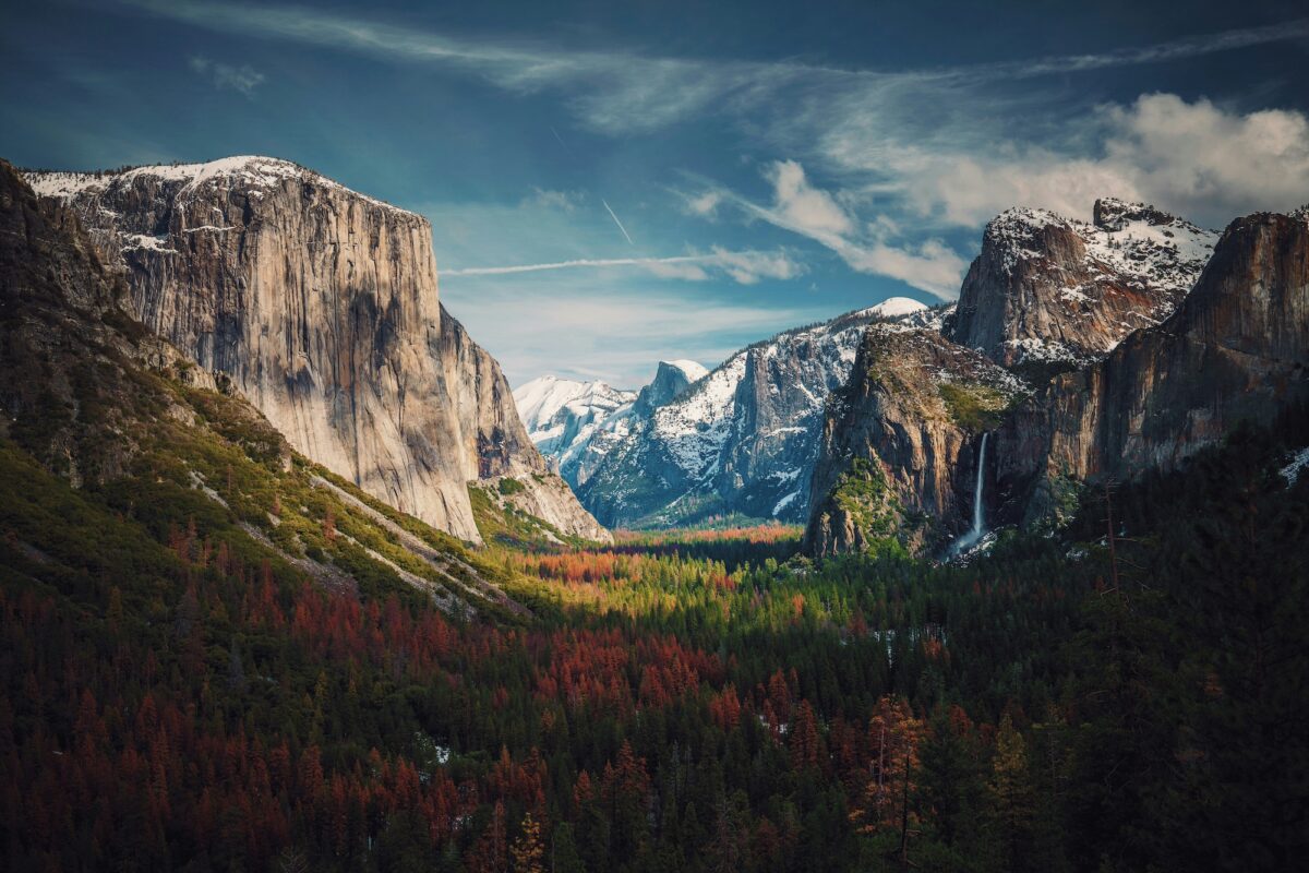 Vallée de montagne aux falaises de granit et forêt aux couleurs d'automne