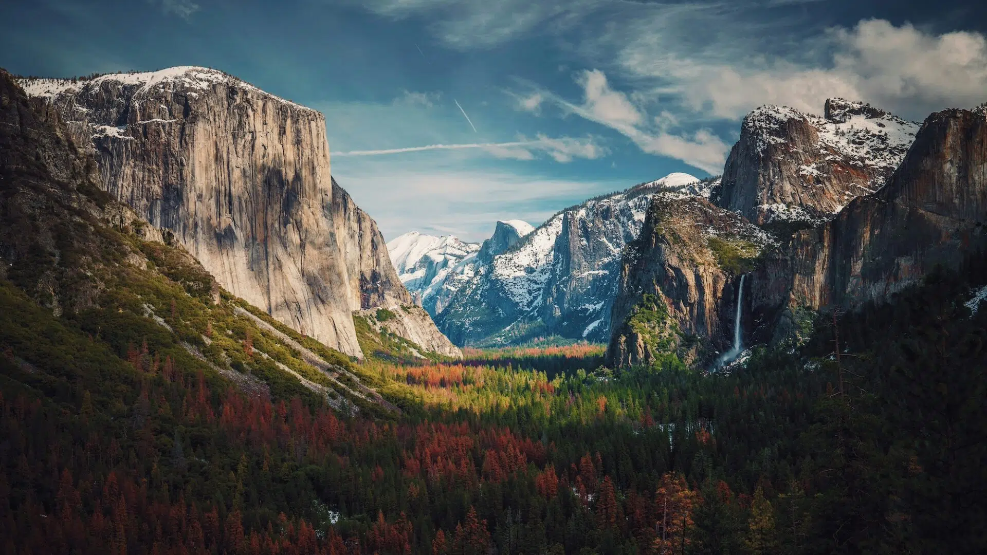 Vallée de montagne aux falaises de granit et forêt aux couleurs d'automne