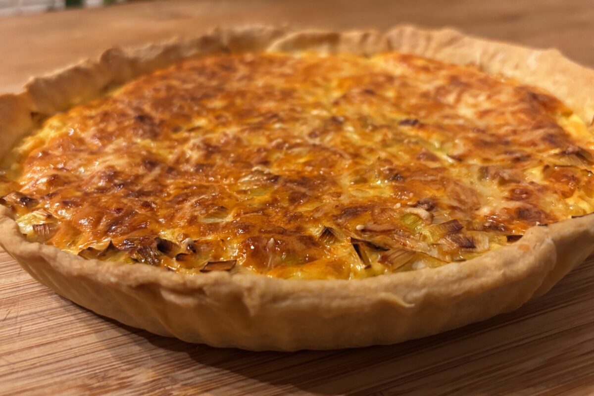 Tarte aux poireaux dorée, à la pâte de farine de pois chiche