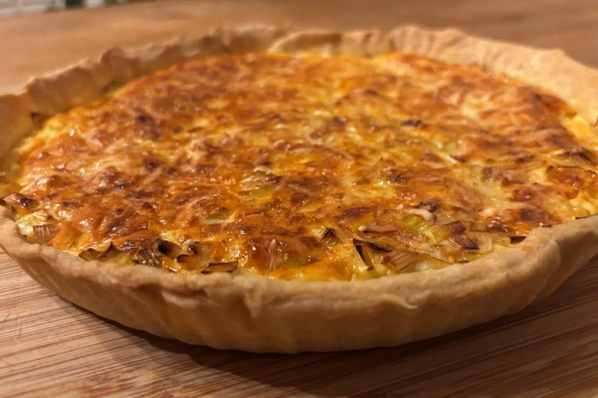Tarte aux poireaux dorée, à la pâte de farine de pois chiche