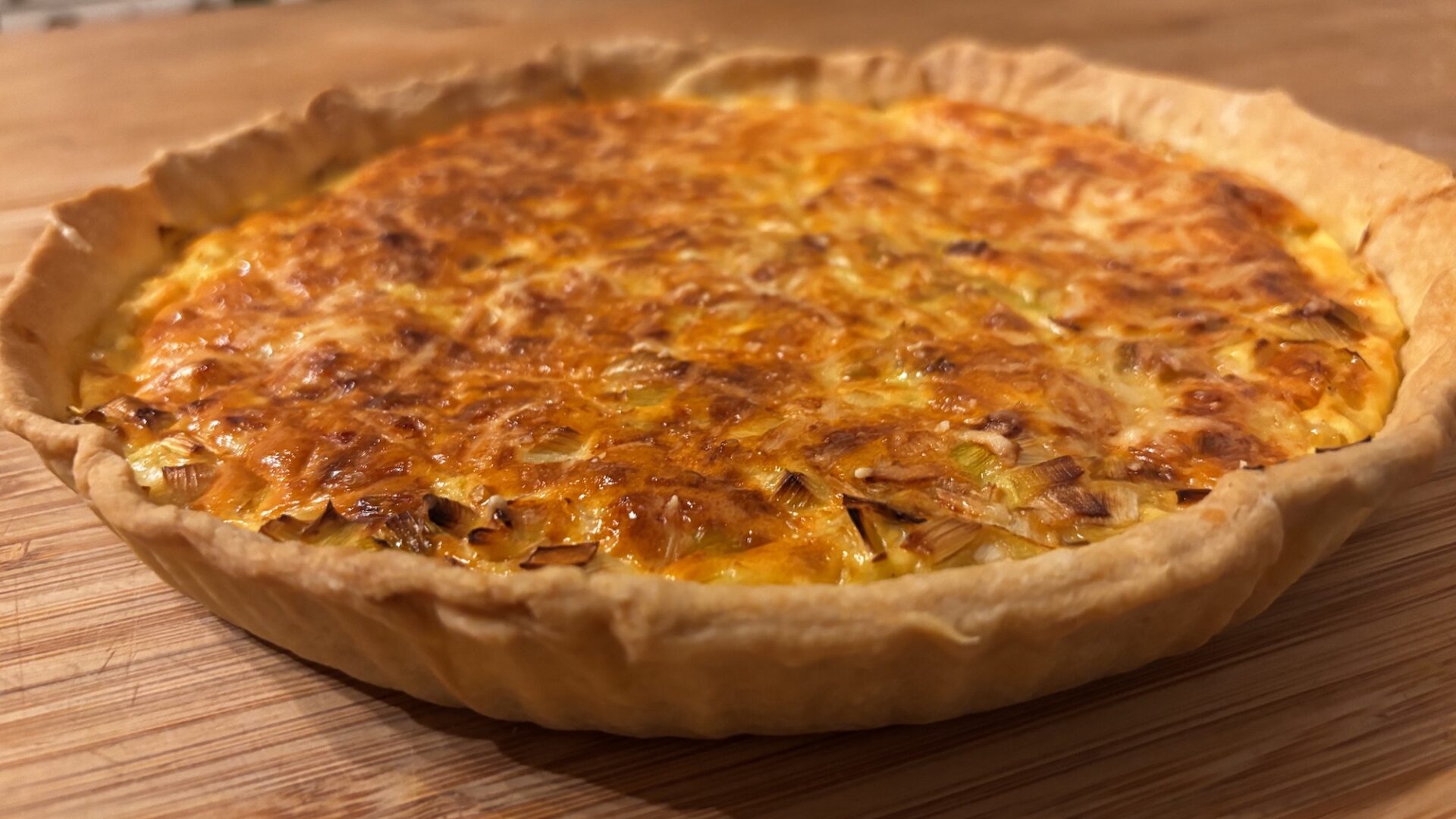 Tarte aux poireaux dorée, à la pâte de farine de pois chiche