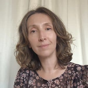 Portrait d'Aurélie Caudullo, professeure de yoga et thérapeute psycho-corporelle à Lyon, fondatrice de Yogama